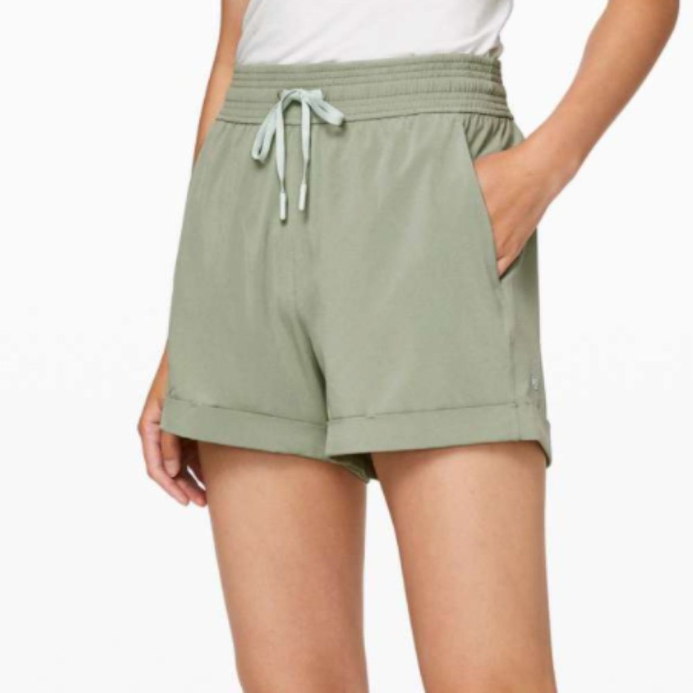 Lululemon Spring Break Away Short II *3" Green